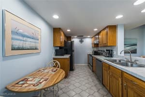 17 BLUEBILL Avenue, Naples, FL 34108-1761 - MLS#225066377