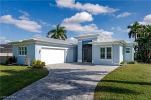 121 Newport Dr, Naples