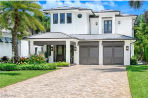 565 Fairway Ter, Naples