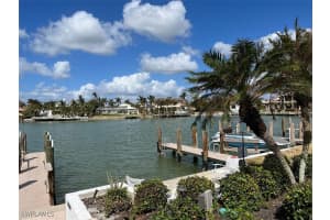 333 Harbour Dr 106, Naples
