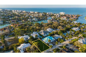 400 Wedge Drive, Naples, FL 34103 - MLS#225068385