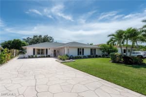 520 E Valley Dr, Bonita Springs