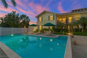 880 8th Ave S 202, Naples