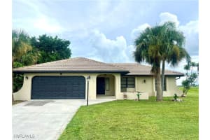 834 Gardenside Ct, Lehigh Acres