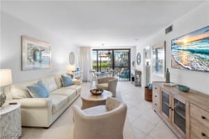 271 Southbay Dr 225, Naples