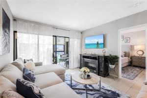 807 RIVER POINT Drive, Naples, FL 34102 - MLS#225071151