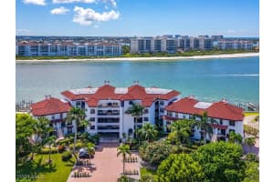 421 La Peninsula Blvd 421, Naples