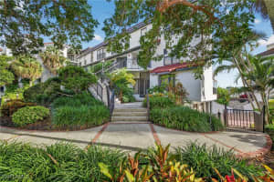 111 La Peninsula Blvd 111, Naples