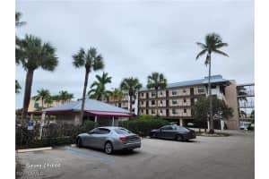 805 RIVER POINT Drive, Naples, FL 34102 - MLS#225073920