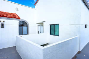 586 Beachwalk Circle, Naples, FL 34108 - MLS#225074157