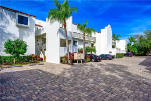 586 Beachwalk Circle, Naples, FL 34108 - MLS#225074639