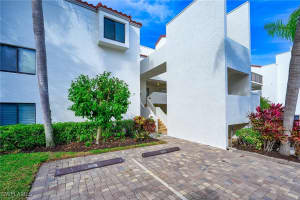 586 Beachwalk Circle, Naples, FL 34108 - MLS#225074639