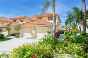 290 Robin Hood Cir 202, Naples