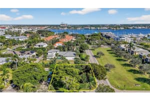 709 Broad Ave S, Naples, FL 34102 - MLS#225077852