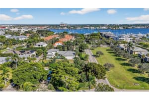 709 Broad Ave S, Naples, FL 34102 - MLS#225077852