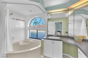 601 Beachwalk Circle, Naples, FL 34108 - MLS#225077886