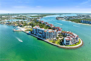 533 La Peninsula Boulevard, Naples, FL 34113 - MLS#225079704