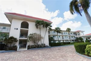 13 High Point Cir N 209, Naples