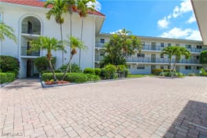 41 High Point Cir S 303, Naples