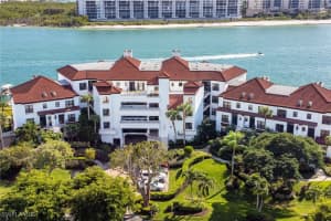 305 La Peninsula Blvd 305, Naples