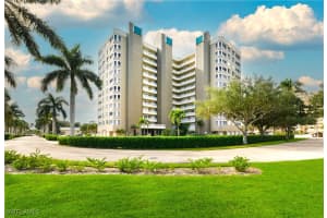 21 Bluebill Avenue, Naples, FL 34108 - MLS#225082760