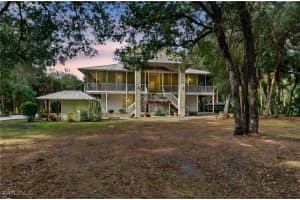 685 11th St Nw Naples, FL 34120 - Off Market