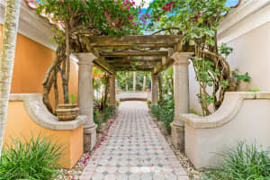 645 Via Mezner Viaduct, Naples, FL 34108 - MLS#225083210