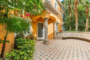 645 Via Mezner Viaduct, Naples, FL 34108 - MLS#225083210