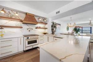 601 La Peninsula Boulevard, Naples, FL 34113 - MLS#225083991