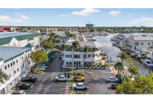 909 10th St S 204, Naples