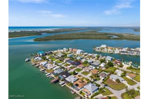 135 TAHITI Circle, Naples, FL 34113 - MLS#226000830