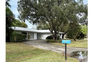 347 Burning Tree, Naples