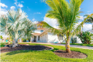 10082 VANDERBILT Drive, Naples, FL 34108 - MLS#226002427