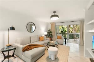 614 Wiggins Bay Dr, Naples