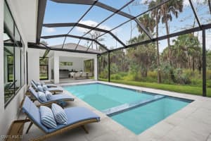 563 15th St Nw, Naples