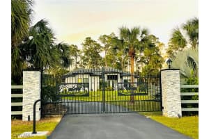 1021 10th Avenue, Naples, FL 34120 - MLS#226002853