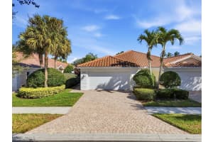 5728 Drummond Way, Naples