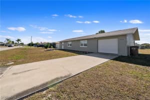 922 27th Terrace, Cape Coral, FL 33904 - MLS#226004952