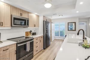 828 Gulf Pavilion Dr 101, Naples