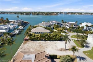 1670 Dolphin Court, Naples, FL 34102 - MLS#226005747