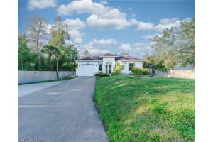 233 39th Ave Ne, Naples