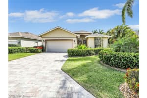 586 Crossfield Cir, Naples