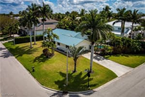 600 Parkview Ln, Naples