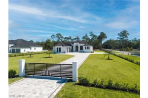 1886 39th Street, Naples, FL 34117 - MLS#226009377