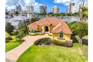 313 Neapolitan Way, Naples, FL 34103 - MLS#226009872