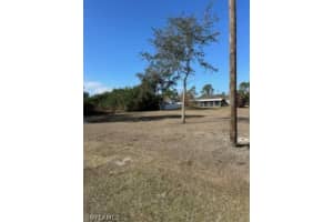 552 Sherwood Avenue, Lehigh Acres, FL 33974 - MLS#226010149