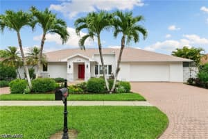 2178 Pine Woods Cir 25, Naples