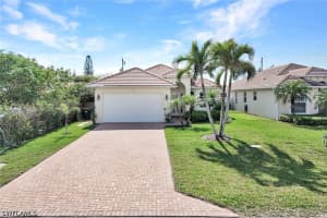 684 98th Avenue, Naples, FL 34108 - MLS#226013024