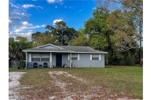 651 Pine Cone Ln, Naples