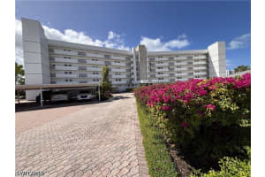 300 Park Shore Dr 1b, Naples